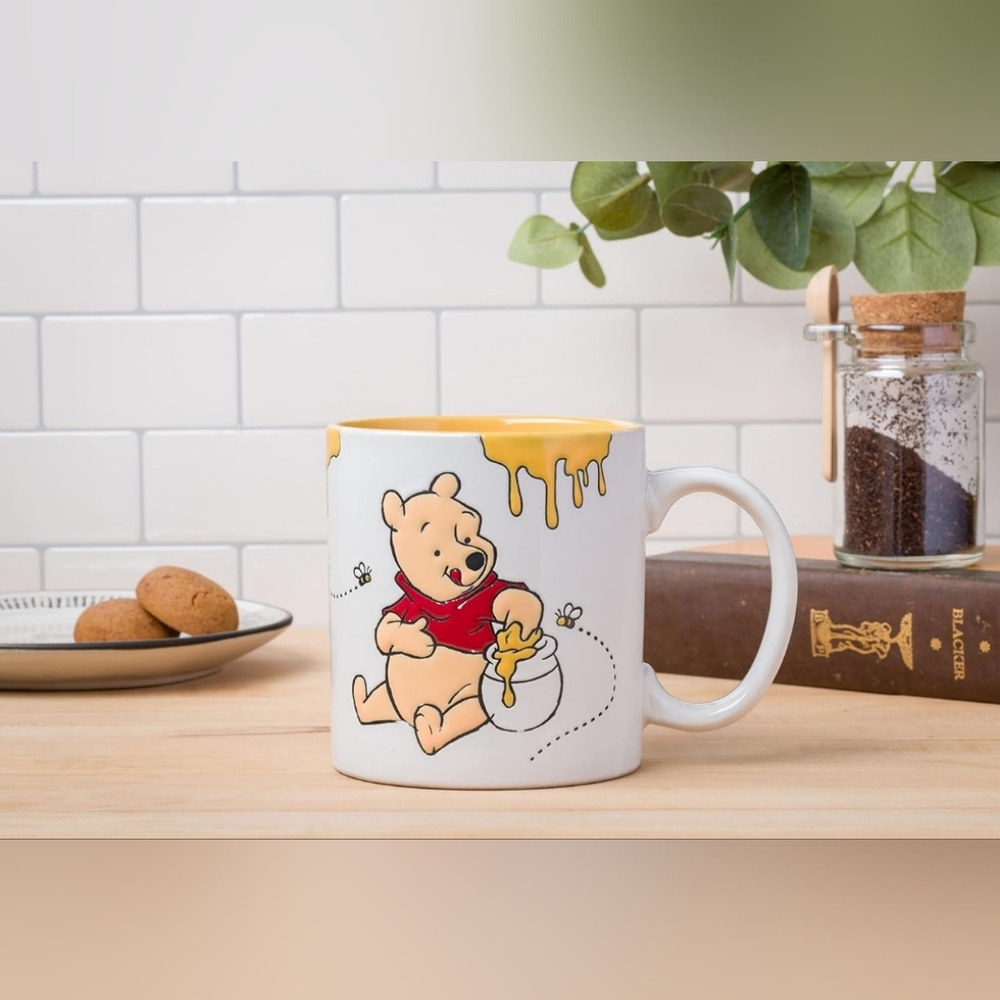 🆕Silver Buffalo Winnie the Pooh Happy Face Bees Wax Resist Ceramic Mug, 20 oz